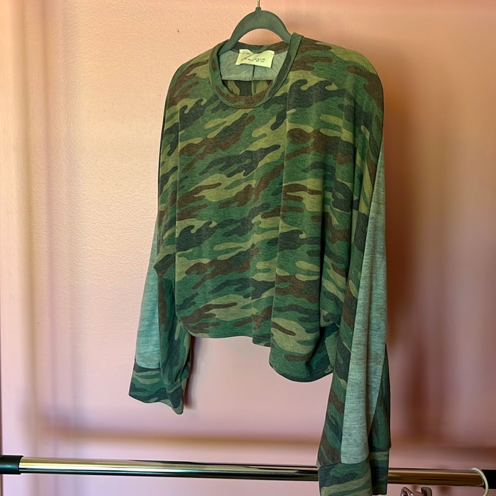 Vintage Havana cropped camouflage top size S